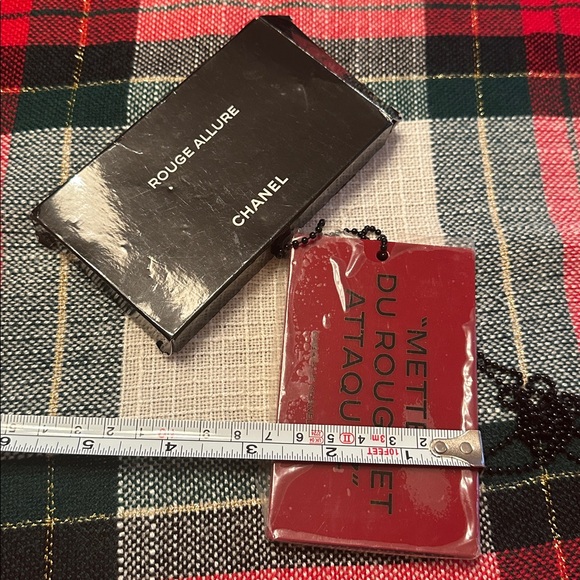 CHANEL Rouge Allure purse mirror in Vibrant Red - Picture 4 of 4